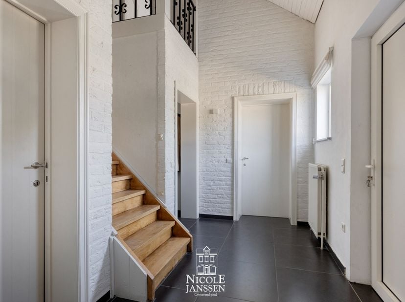 Deze ruime gezinswoning met tuin biedt de mogelijkheid om volledig gelijkvloers te wonen.  De luchtige leefruimte met zonnige tuinkamer en gloednieuwe