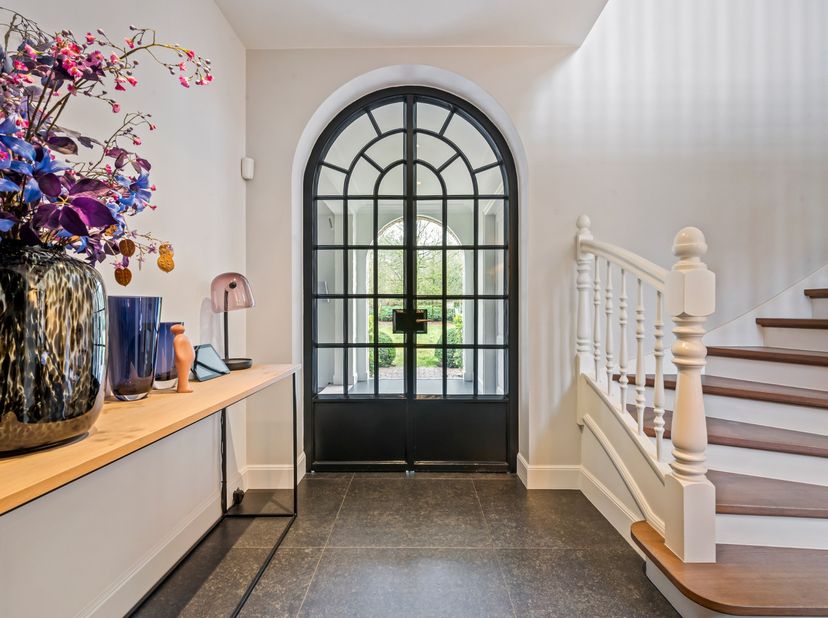 Deze prachtige Vlassak Verhulst villa in Oud-Turnhout is een droomwoning voor wie op zoek is naar ruimte, comfort en luxe. Deze villa is gelegen op ee