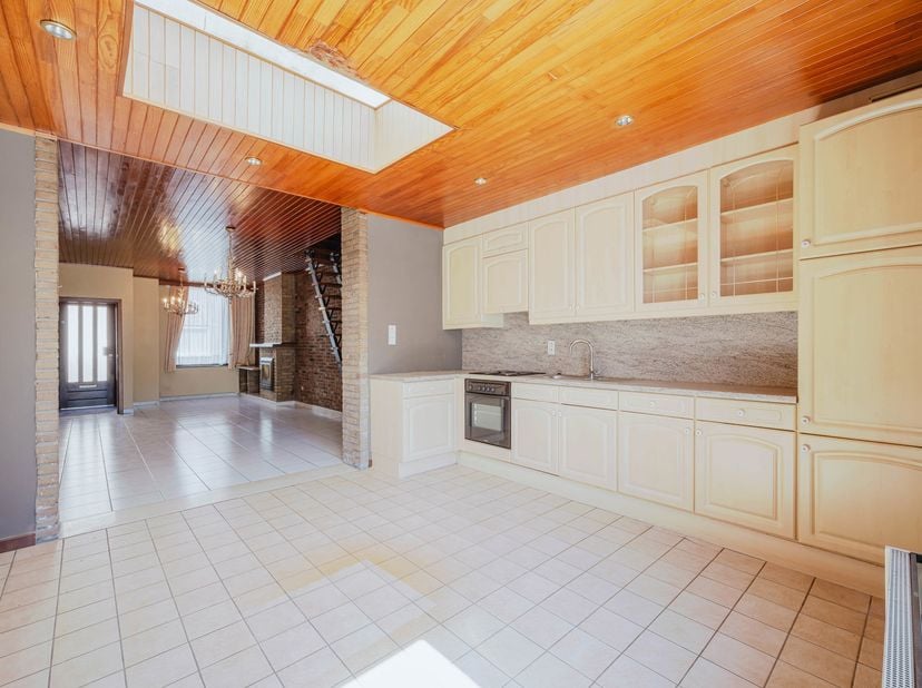Met een uitstekende Mobiscore van 9,3/10 geniet u hier van een ideale combinatie van bereikbaarheid en natuur.<br />
LIGGING<br />
Deze woning bevindt
