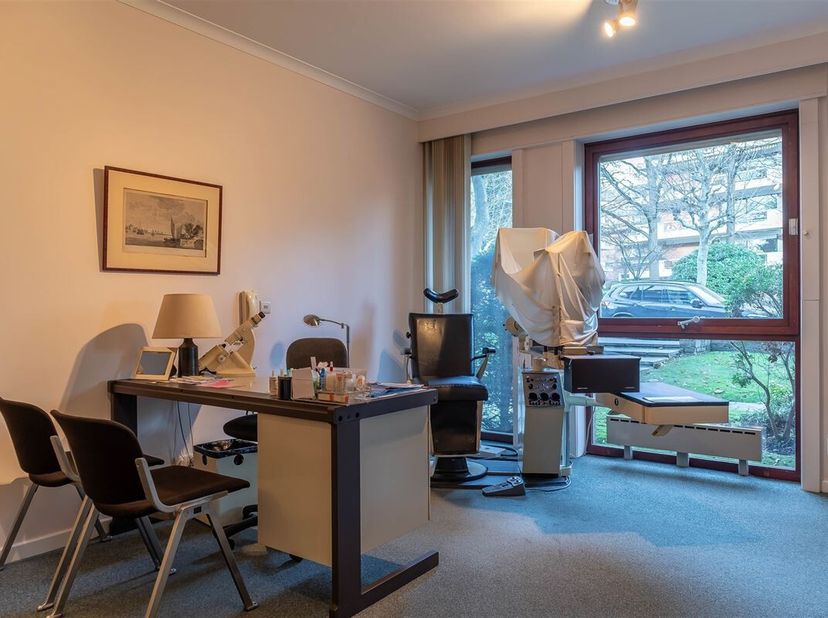 Property One, votre partenaire immobilier à Uccle, vous propose un lot comprenant deux bureaux situés au rez-de-chaussée dune belle copropriété idéale