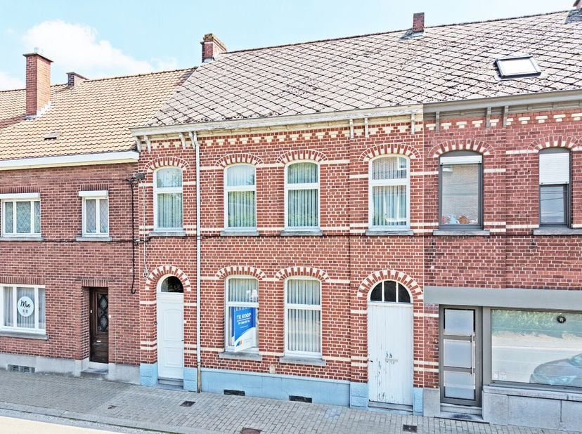 Deze eigendom is gelegen in het begin van de Wijnhuizestraat in het landelijke en immer rustige Erwetegem, centraal gelegen tussen Zottegem en Geraard