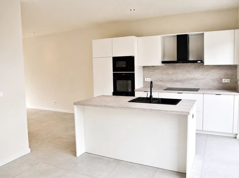 VOLLEDIG AFGEWERTKE NIEUWBOUWWONING MET 3 SLPK'S IN SINT-LAMBRECHTS-HERK (HASSELT)<br />
Op zoek naar een nieuwbouwwoning maar geen zin om lang te wac