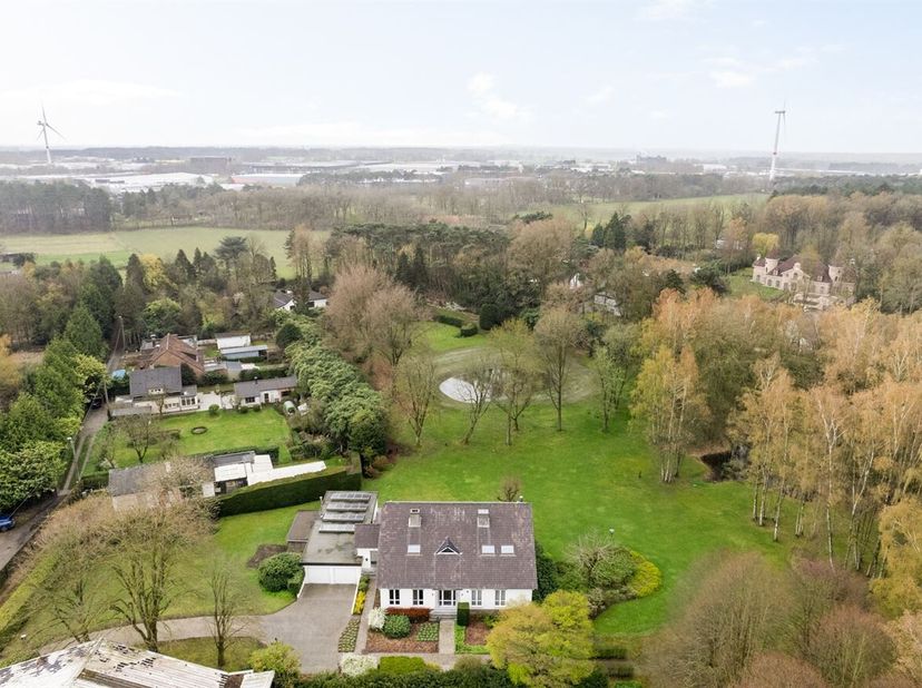 Energiezuinige, volledig gerenoveerde villa met 5 slaapkamers en 3 badkamers op een uitzonderlijk perceel van 17.106 m² in Grobbendonk. Deze instapkla