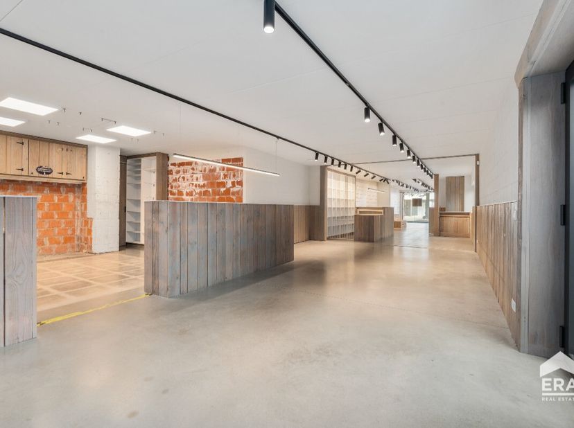 Uniek handelspand met woonst in het hart van Waarschoot Op een toplocatie in het centrum van Waarschoot vindt u dit veelzijdige halfopen handelspand m