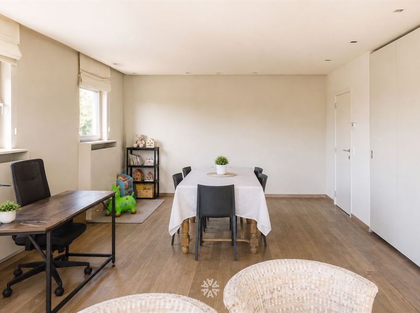 GENT - Oudenaardsesteenweg: Ben je op zoek naar een ruim twee slaapkamer appartement met garagebox te huur in Gent? Dan is dit pand mogelijk iets voor