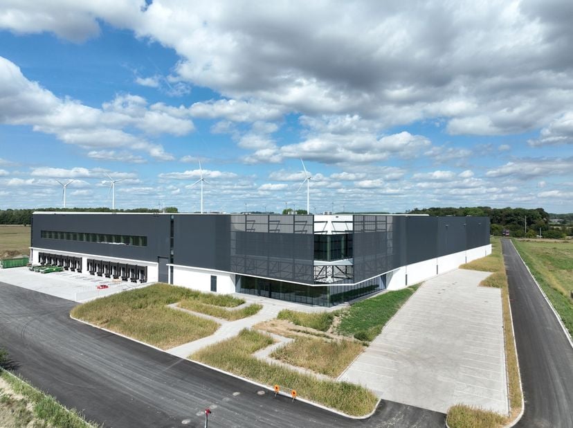Dit magazijn in Péruwelz (België) biedt moduleerbare oppervlaktes van 9.000 m² tot 110.000 m², met directe toegang tot de autosnelwegen E42 (DoornikLu