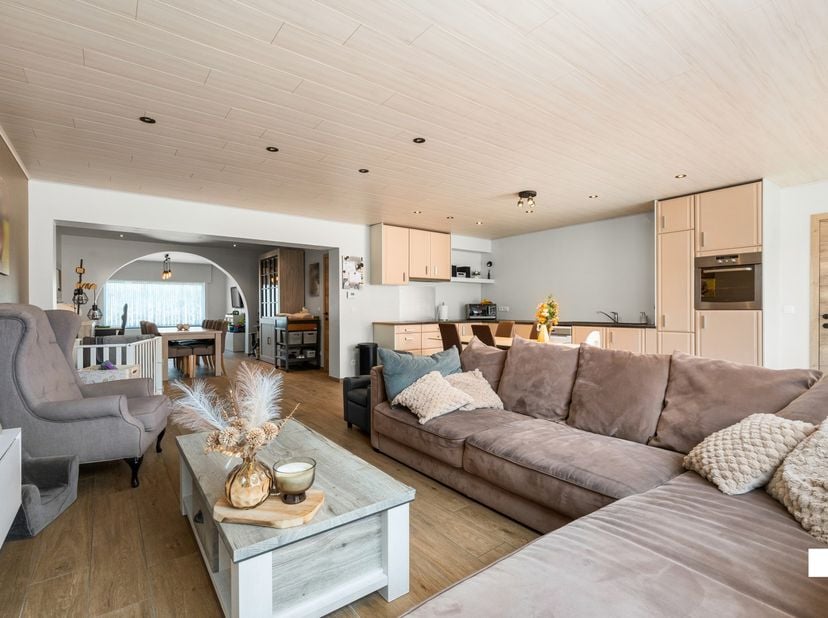 Deze gezinswoning werd in 2023 grondig gerenoveerd, waarbij o.a. een nieuwe aanbouw werd gerealiseerd. Met een bewoonbare oppervlakte van maar liefst