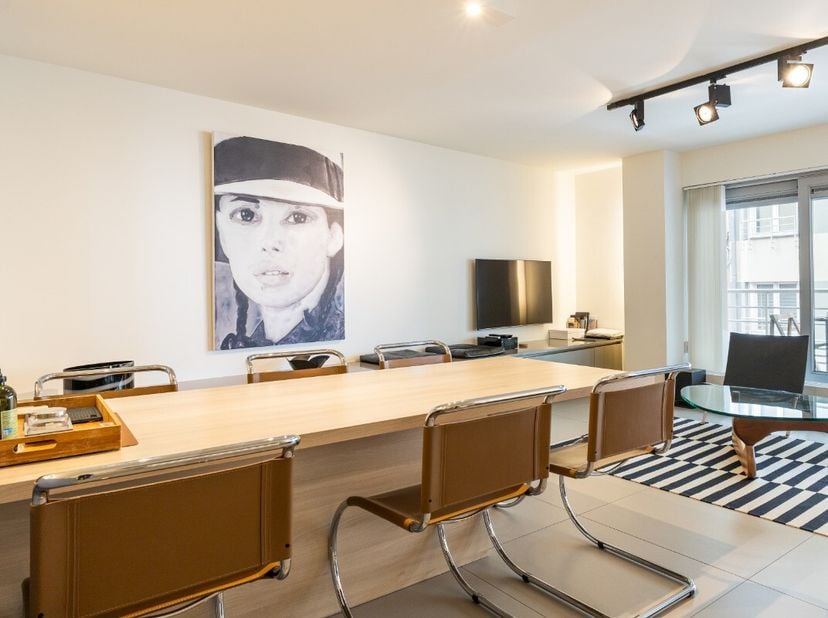 Appartement élégant à Ostende avec finitions de luxe et vue latérale sur la mer. Construit en 2011, cet appartement moderne offre un cadre de vie conf