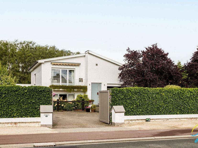 Te koop te Berlare!<br />
Midden in het groen en met een adembenemend uitzicht over de omliggende velden, bevindt zich deze charmante woning die rust,
