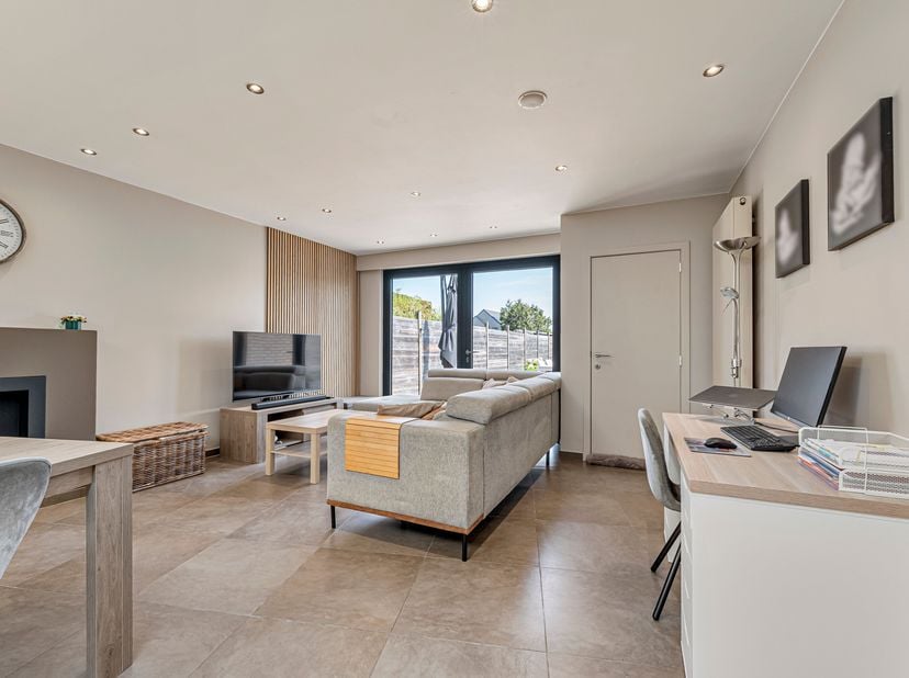 Deze instapklare &amp; energiezuinige woning met ruime tuin in het centrum van Langemark wordt u te koop aangeboden.<br />
Indeling:<br />
- Multifunction