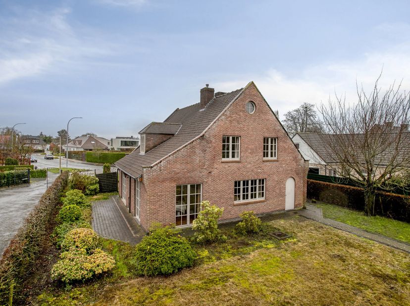 Zeer ruime villa gelegen in een residentiële rustige buurt en vlakbij alle verbindingswegen. Bestaande uit hal met apart toilet en vestiaire, gezellig
