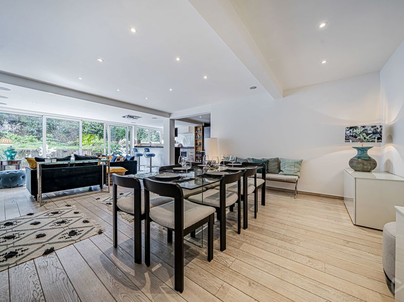 Info et visite : 02 315 51 71<br />
AUDERGHEM – Dans le très recherché quartier du Chant d’Oiseau, à deux pas du parc, We Invest vous propose ce super
