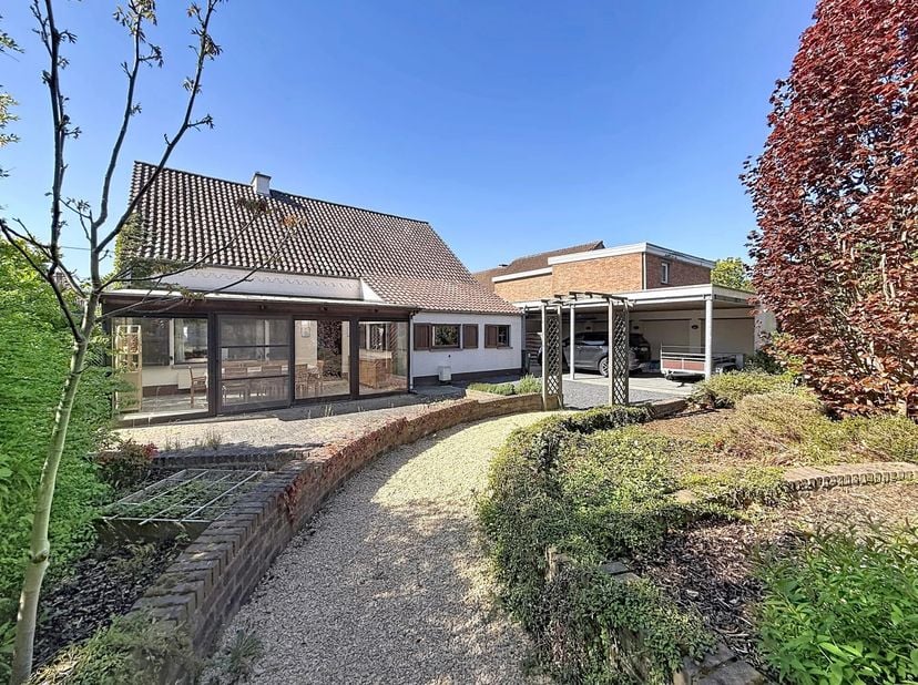 Deze verrassend ruime woning is gelegen te Mol-Ezaart op een mooi perceel van +/- 11a.<br />
We nemen u even mee doorheen het pand.<br />
De inkomhal