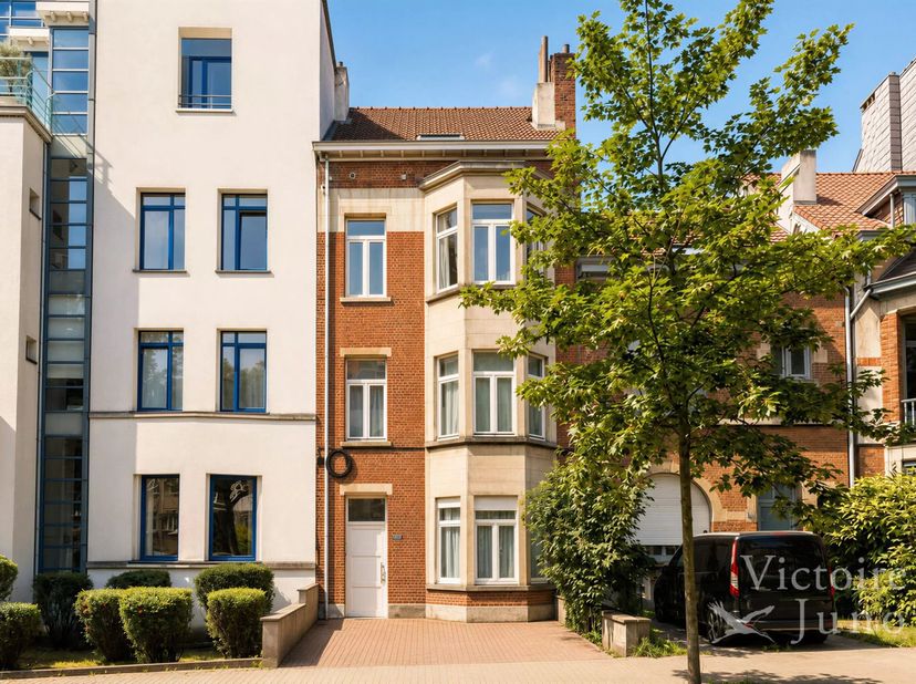 Victoire Junot stelt voor, ideaal gelegen in de gewilde wijk van de Coghenlaan, beschikt deze charmante duplex over een uitstekende ligging op enkele