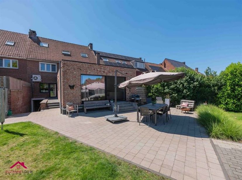 Instapklare woning met handelsruimte in gesloten bebouwing, volledig onderkelderd, in het centrum<br />
Troeven<br />
- Veel lichtinval<br />
- Volled