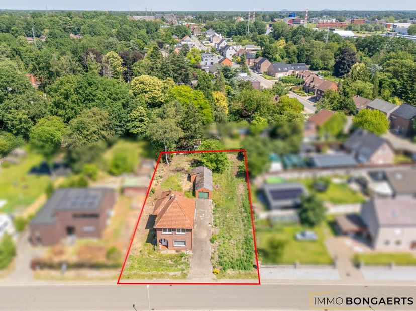 TE RENOVEREN WONING OP PERCEEL MET TAL VAN MOGELIJKHEDEN<br />
<br />
Deze woning is gelegen op een perceel van maar liefst 12a26ca. Door zijn central