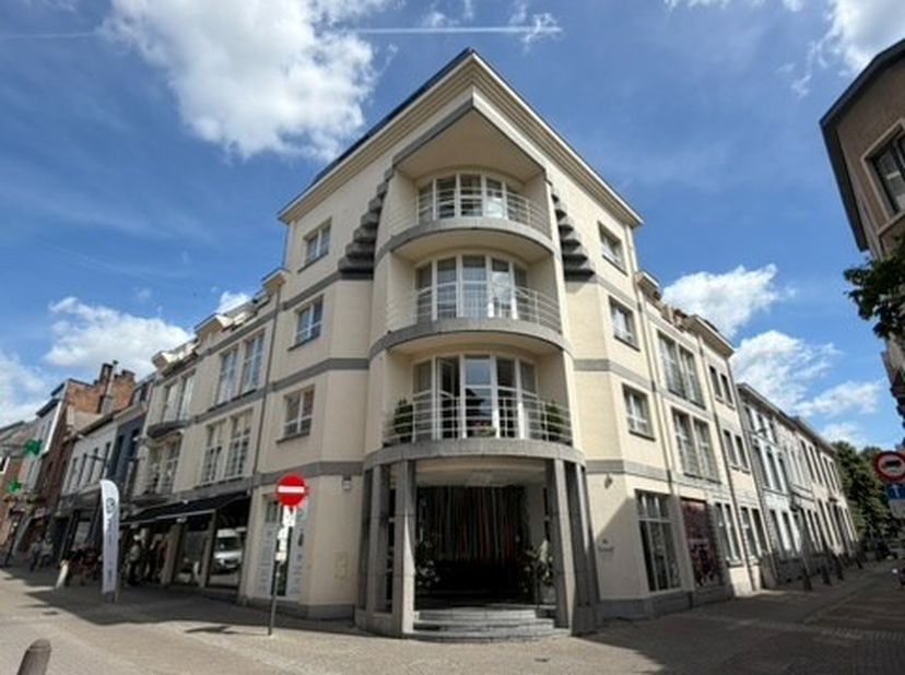 Plan uw bezoek zelf in via onze website: www.woonkantoor.be, het is niet nodig om te bellen.<br />
<br />
Appartement met twee slaapkamers op de tweed