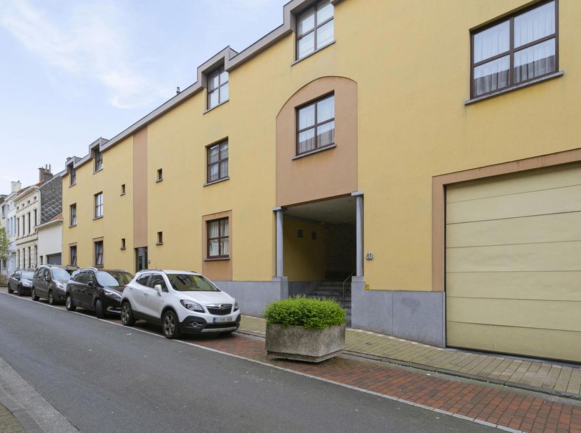 In een statige residentie op een uiterst centrale en gunstige ligging, bevindt zich dit charmante duplex appartement, sfeervol gelegen rond een verzor