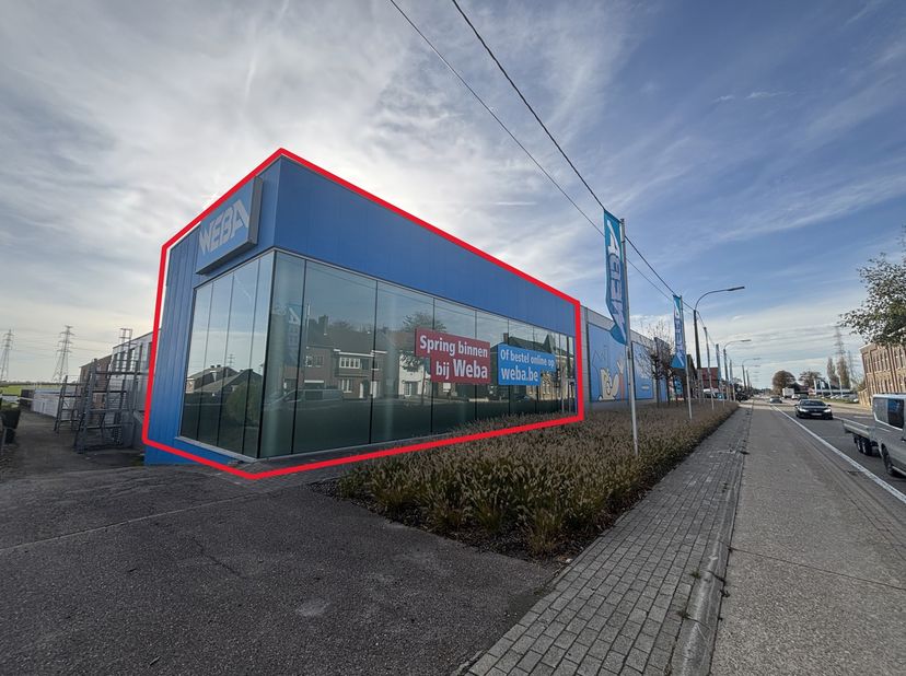 Handelsruimte te huur naast WEBA Tongeren, gelegen op een drukke steenweg met sterke visibiliteit.<br />
De unit omvat ca. 512 m² op het gelijkvloers