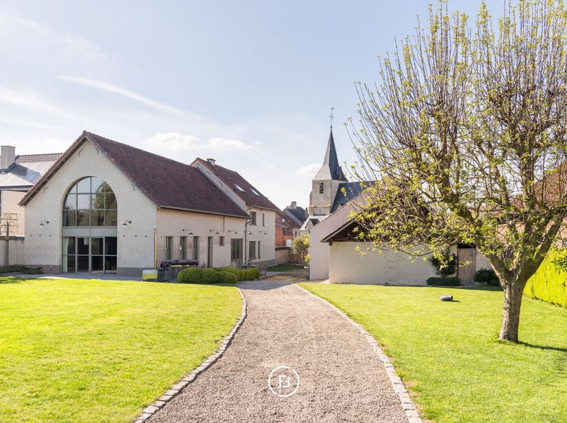 Vivre au calme, entouré de verdure, avec lespace nécessaire pour organiser votre vie et votre travail selon vos envies. Cette ferme entièrement rénové