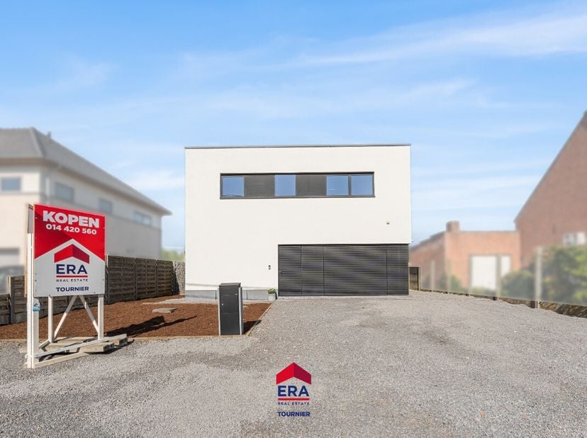 [[ DIT PAND NEEMT DEEL AAN DE ERA OPEN HUIZEN DAG OP 13/6 VAN 11:00 TOT 12:00 ]] Deze moderne instapklare woning ligt in een rustige, doodlopende stra