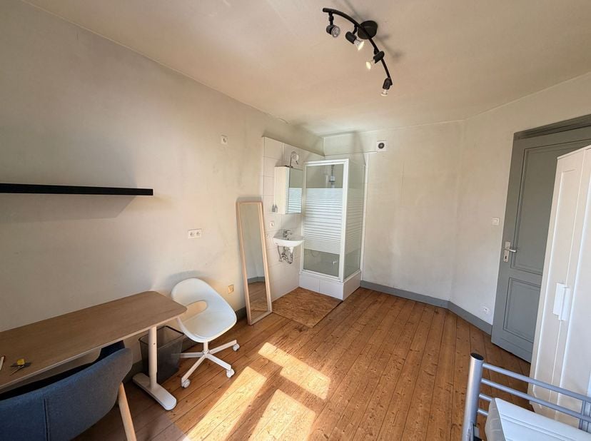 ENKEL VOOR STUDENTEN - ONLY FOR STUDENTS<br />
<br />
Deze gemeubelde studentenkamer is centraal gelegen in Antwerpen. De kamer beschikt over een la