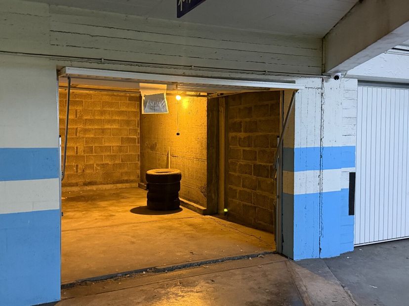 Te koop: gesloten garage in de Europagalerij, hartje centrum Oostende. Deze garage biedt een gegeerde parkeerplaats op een toplocatie, midden in het b