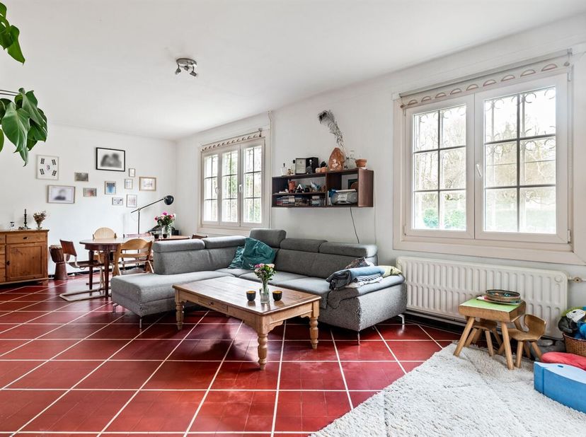 Ligging: Op een uitzonderlijk ruim en discreet gelegen perceel van ca. 2.600 m², op wandelafstand van het centrum en het park van Brasschaat, bevindt