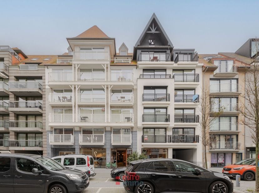 Ce box se situe dans la récente Résidence Dukdalf. Implanté dans la Franslaan, à proximité immédiate de la rue commerçante, de la plage, de la « schil