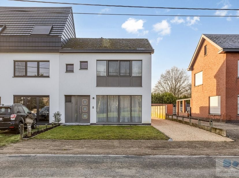 Op uitstekende locatie te Herenthout, bevindt zich deze instapklare gezinswoning met 3 ruime slaapkamers, tuin en vrijstaande garage.<br />
<br />
Dez