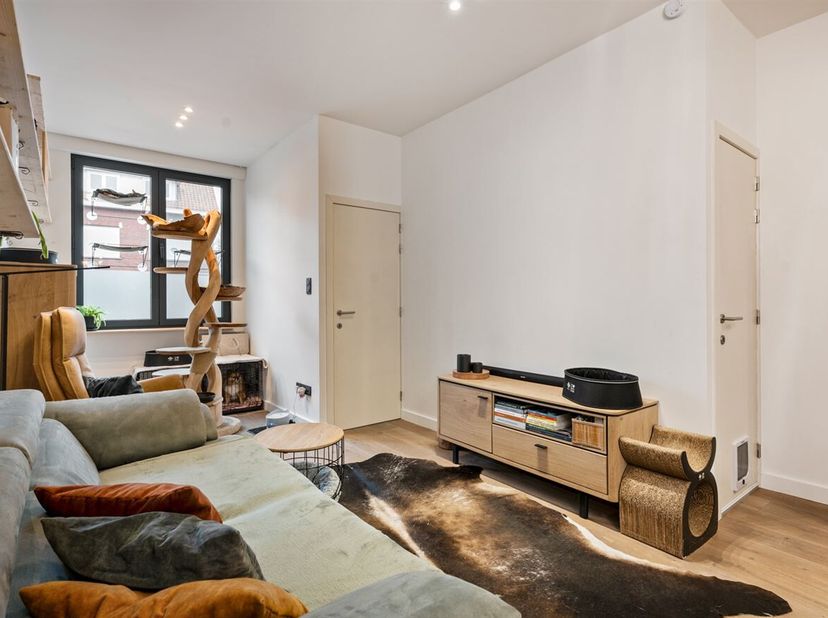 Instapklare gezinswoning met 3 slaapkamers<br />
Gelijkvloers<br />
Via de inkomhal betreedt u de woning. De leefruimte is aangenaam en licht en wordt