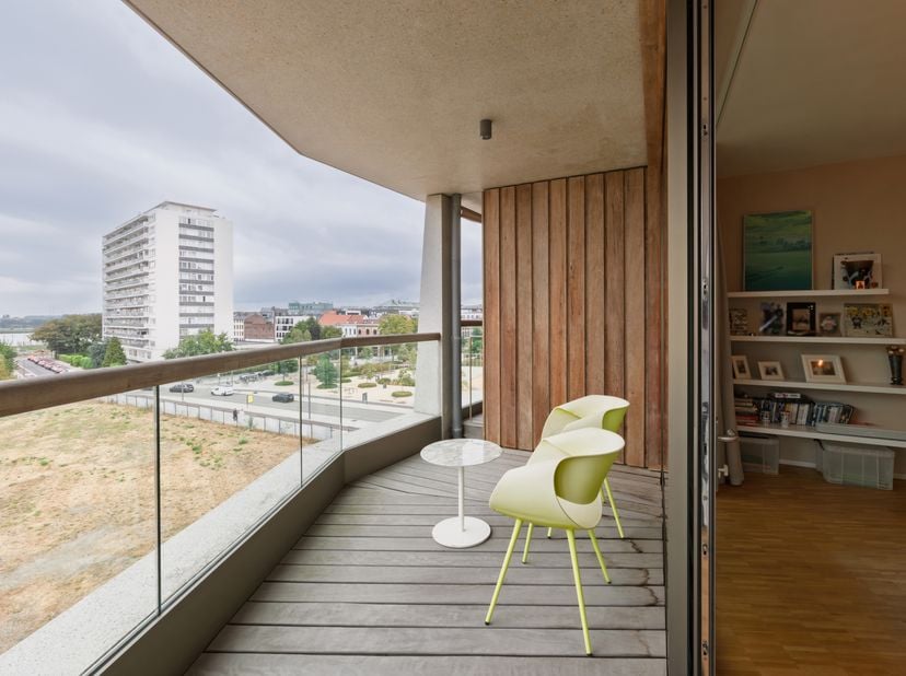 Charmant appartement situé au quatrième étage d'un complexe résidentiel contemporain, offrant l'équilibre parfait entre un emplacement très central et