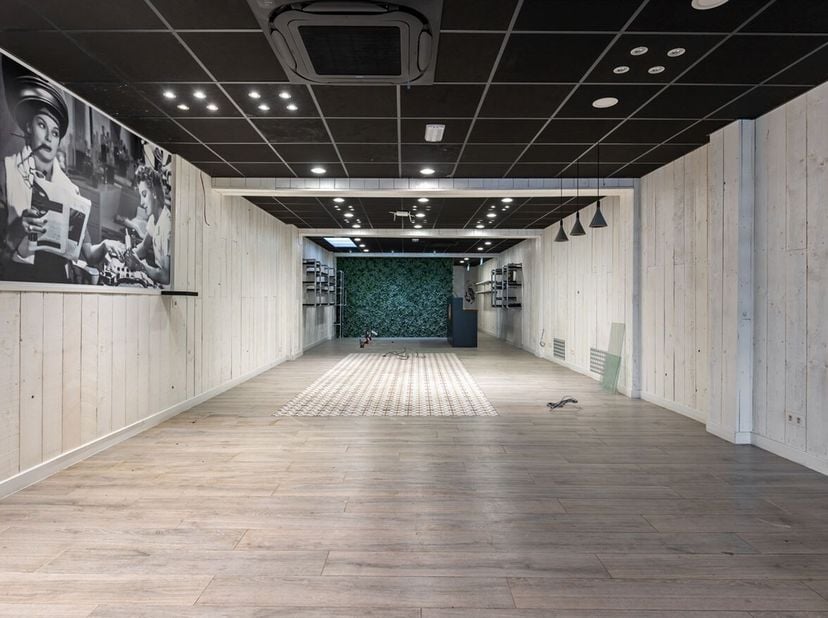 Handelshuis met magazijn op toplocatie te Merksem!<br />
Ligging: Deze handelswoning is zéér centraal en gunstig gelegen in hartje Merksem. Verschille
