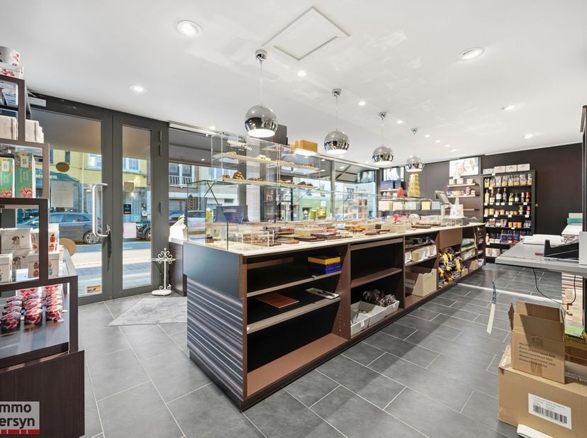 Bent u op zoek naar een zorgeloze en renderende investering op een absolute toplocatie?<br />
Dit commerciële gelijkvloers, gelegen in het bruisende h