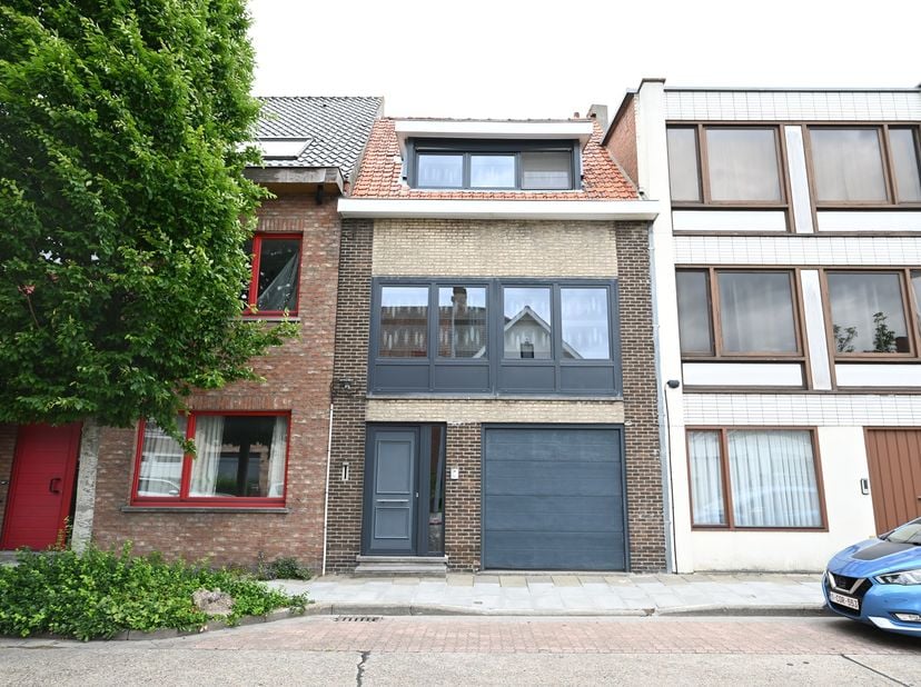 Deze DEGEIJKE en LICHTRIJKE bel-etagewoning situeert zich nabij het&amp;nbsp;VELTEMBOS, een ABSOLUTE TOPLIGGING! Deze woning werd in 1964 opgericht met AA
