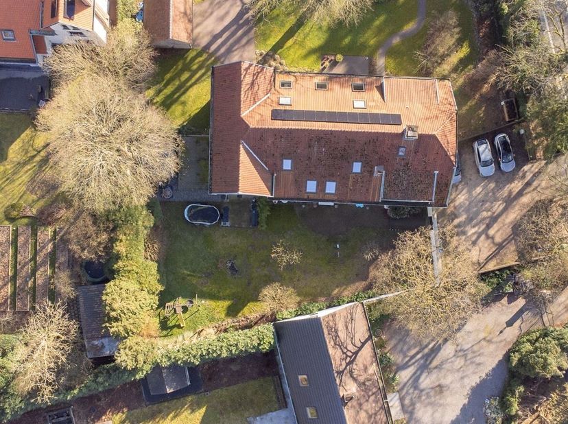 Charmante en ruime halfopen bebouwing met historisch karakter te Brasschaat.<br />
Welkom in deze karaktervolle halfopen bebouwing gelegen aan de Esse