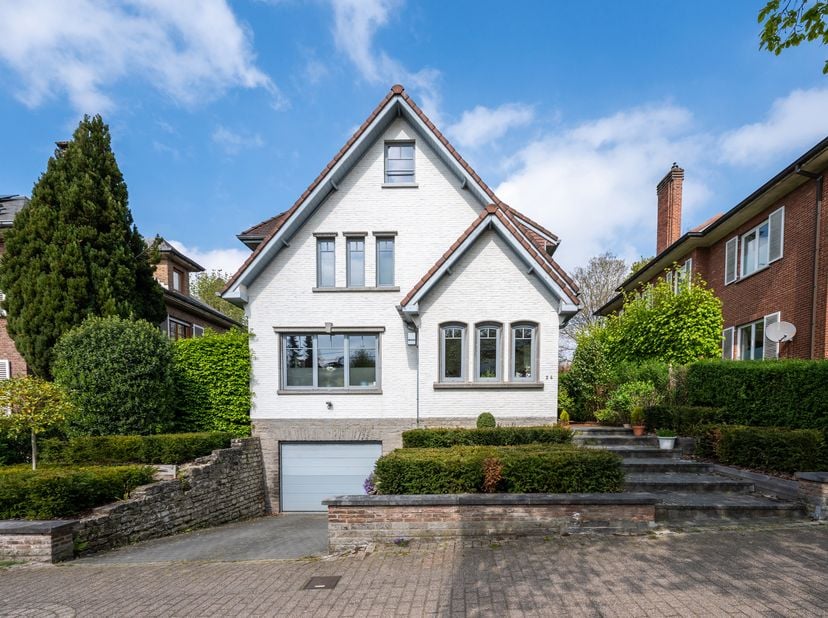 Woluwe-Saint-Pierre – Gelegen in een gewilde wijk, biedt deze elegante villa (4 slpk / 2 badk) ± 340 m² bebouwde oppervlakte op een prachtig perceel v