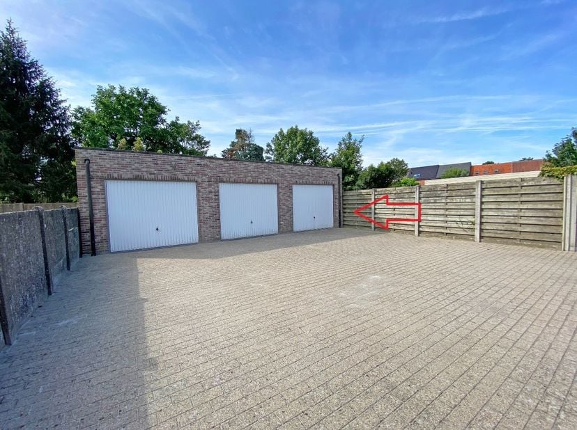 Afgesloten garage gelegen nabij het centrum van Geel.<br />
<br />
Huurwaarborg: 300 euro (via Korfine)<br />
Huurprijs: 100 euro per maand<br />
<br