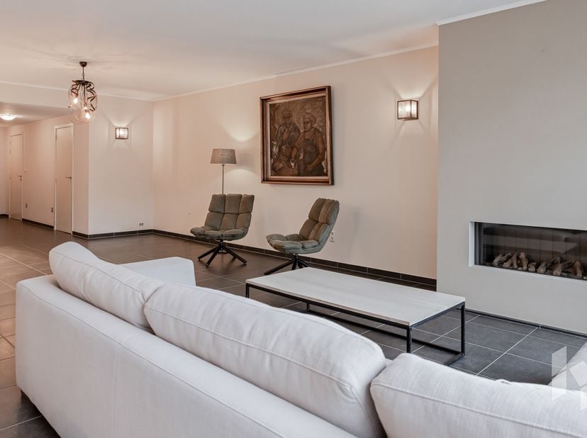 Zeer ruim, gelijkvloers appartement (146 m²) met een mooie, open leefruimte, 2 slaapkamers en een prachtig terras in het centrum van Lommel.<br />
Ond