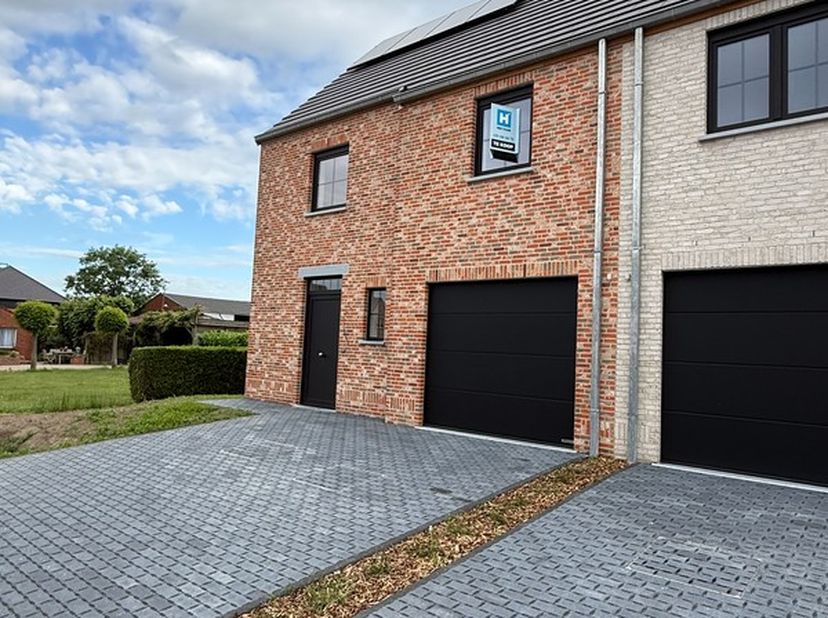 Hectaar bouwt twee halfopen woningen in Wingene.&amp;nbsp;Deze zijn uitgerust met een lucht-water warmtepomp, wat resulteert in een aanzienlijk lagere ene