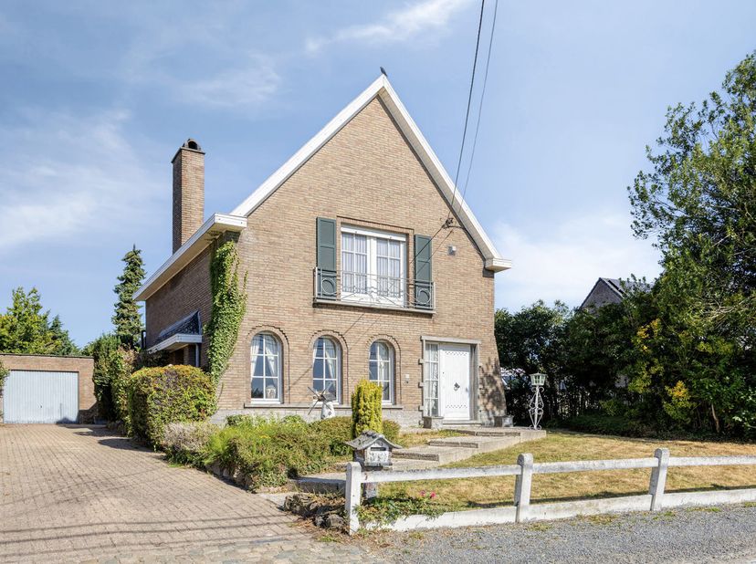Bienvenue au 16 Kluize dans le charmant Lede, une maison avec énormément de potentiel pour ceux qui recherchent un projet de rénovation et rêvent d'un
