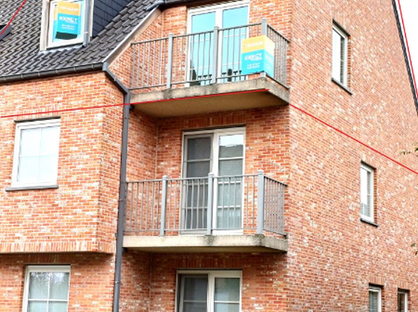 Bent u op zoek naar een lichtrijk en instapklaar appartement op een centrale ligging? Dan is dit duplex-appartement in het hart van Oostrozebeke zeker