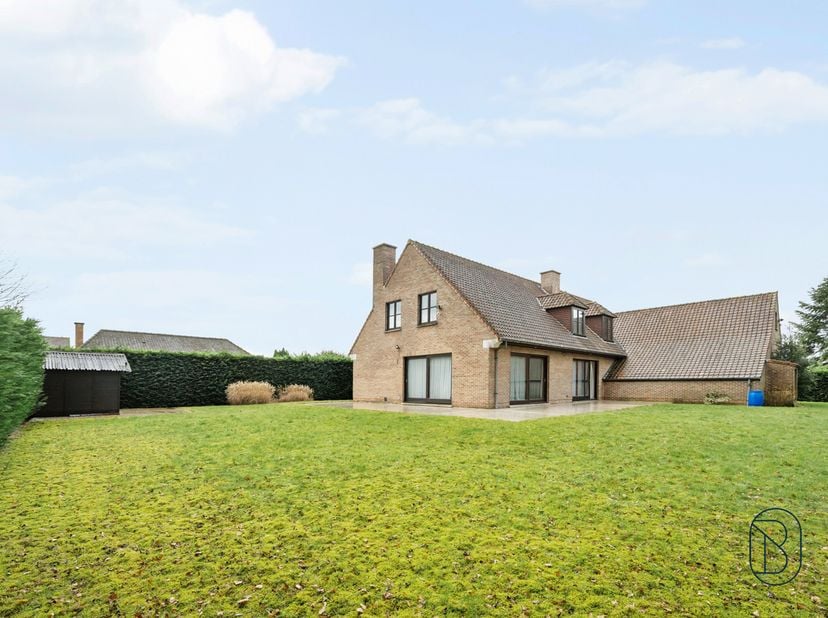 Villa de qualité avec entrepôt attenant – Mouscron<br />
Située dans un clos résidentiel calme et verdoyant, à proximité immédiate de la France et de