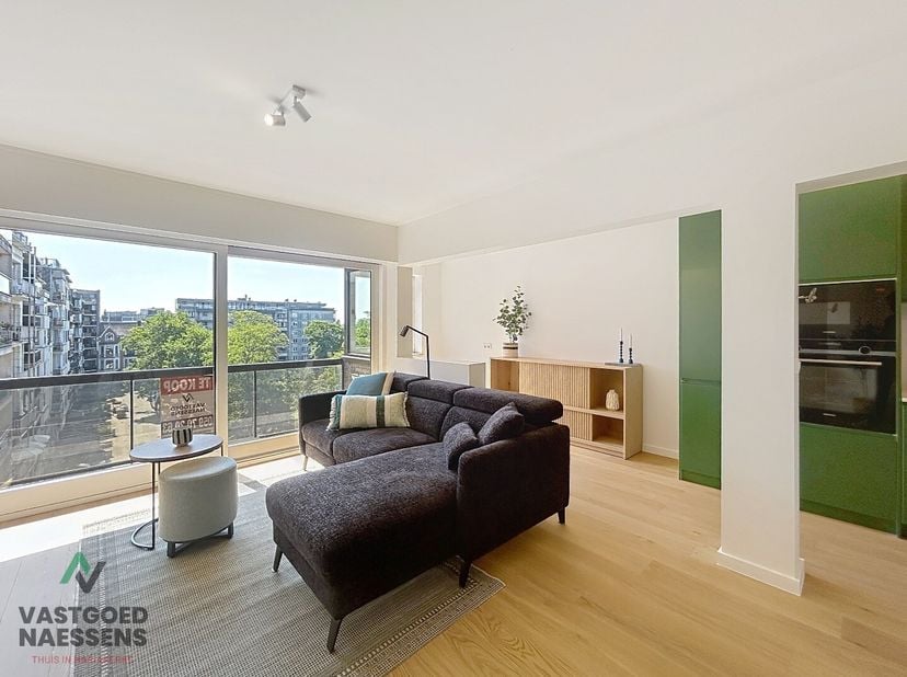 Cet appartement luxueusement rénové de 2 chambres à coucher est situé au cinquième étage de la résidence bien entretenue 't Plantsoen. La résidence es