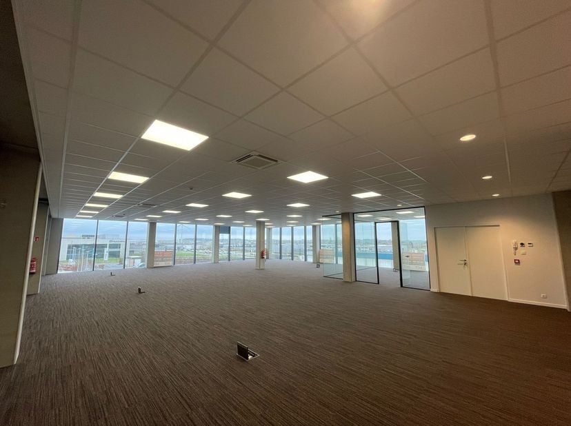 Spacieux et lumineux bureau de 324 m² à louer<br />
Le parc d'entreprises « Parc des Artisans » se compose de 14 unités pour PME et de 6 bureaux. Ce p