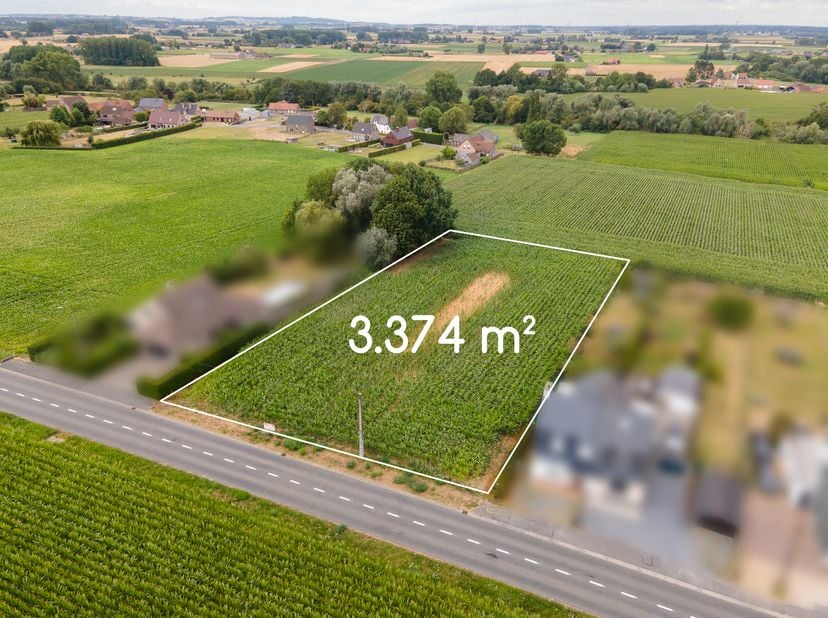 Belle parcelle de terrain constructible d’une superficie d’environ 3 374 m², offrant de nombreuses possibilités pour la réalisation de votre futur pro