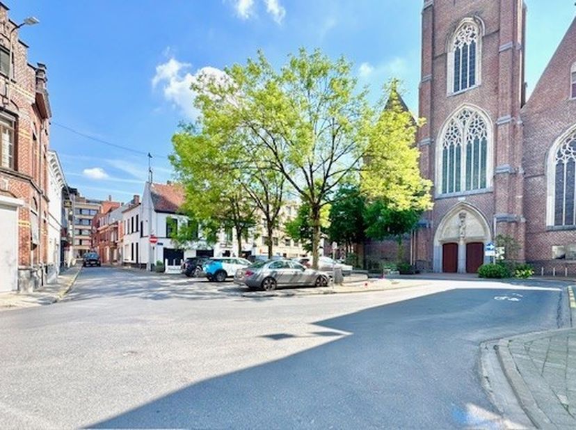 Grondig gerenoveerde woning te centrum Izegem. Gelegen nabij alles wat men nodig heeft aan winkels, voorzieningen, nachtwinkel, marktplein, zwembad, b