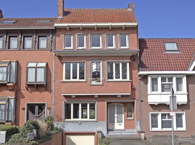Via een ruime inkomhal met vestiaire en inbouwkasten, komt men in het woongedeelte.<br />
Dit bestaat uit een ruime living, een eetkamer, een leefleu
