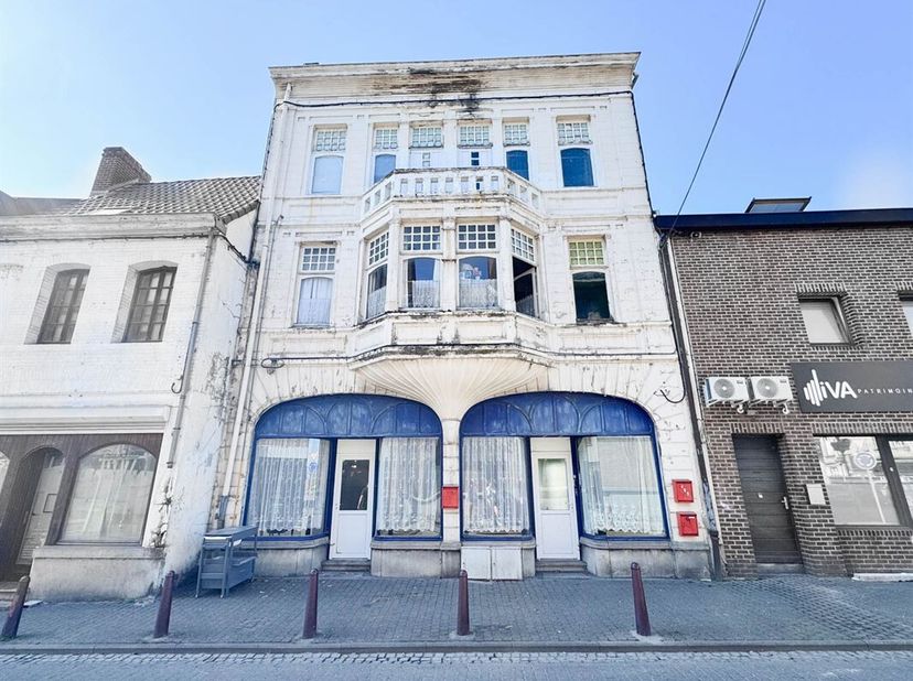 Investeringspand bestaande uit drie eenheden met een uitstekend investeringspotentieel, gelegen in de buurt van talrijke voorzieningen in het centrum