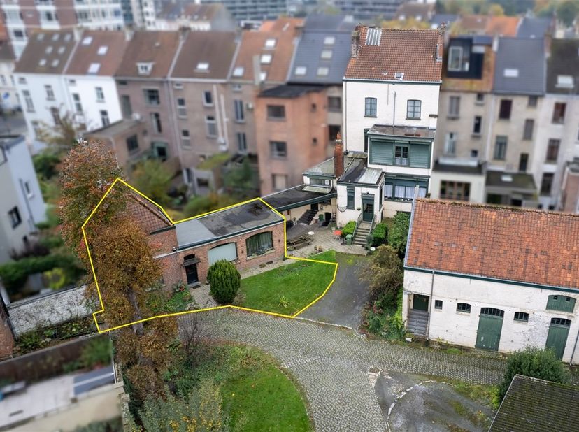 Deze charmante kantoorruimte bevindt zich op een toplocatie centrum Gent.<br />
Op het gelijkvloers beschikt dit eigendom over kantoorruimte van 65,6